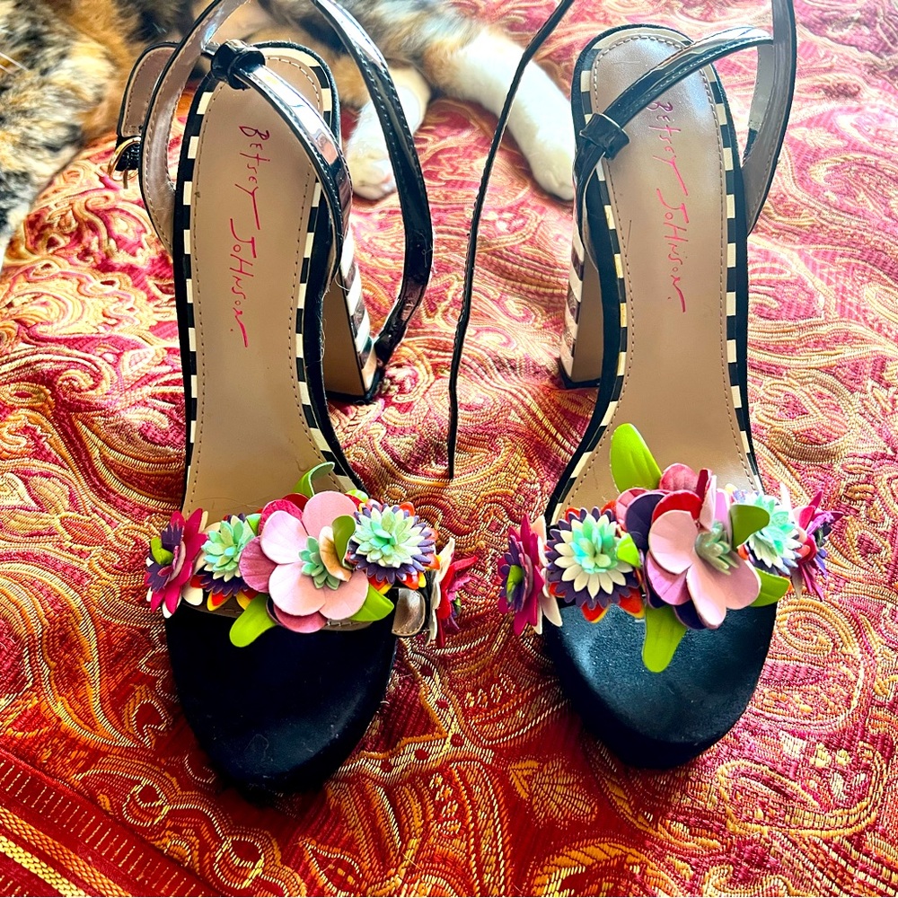 Pretty floral striped heels